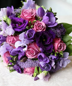 brudebuket roser fresier anemoner