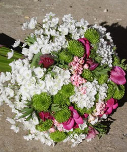 Brudebuket med freesia og franske anemoner