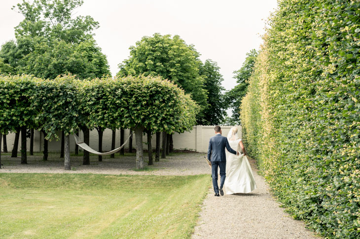 brudepar går gennem sophienberg slotshave