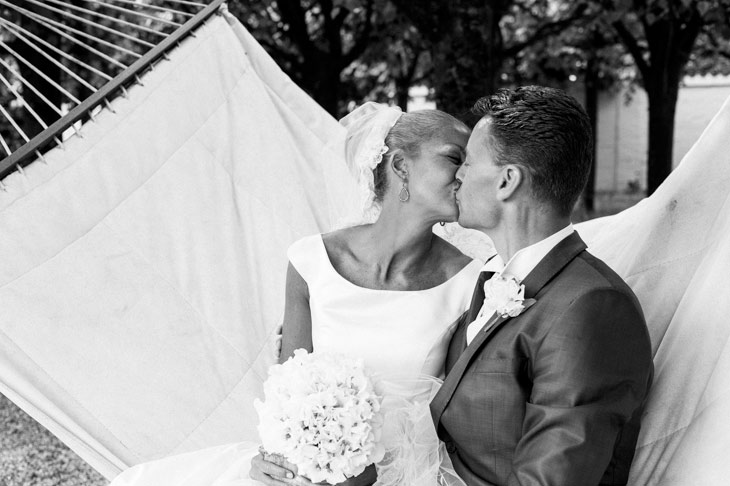 brudepar kysser hinanden i en hængekøje