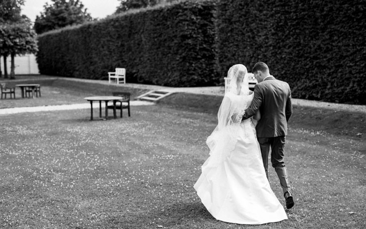 brudepar går gennem sophienberg slotshave