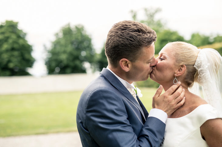 brudepar kysser i sophienberg slotshave