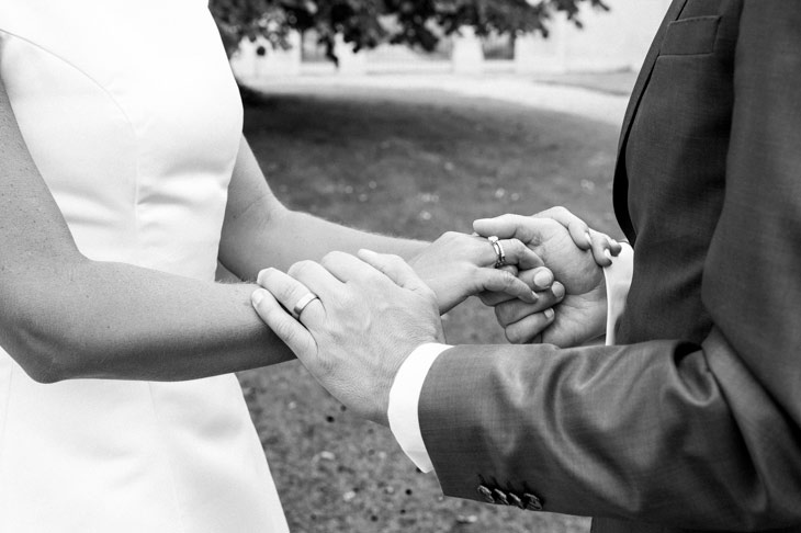 nærbillede af brudepars hænder med vielsesringene