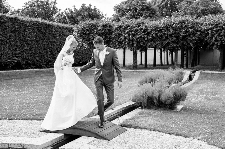 brudepar går gennem sophienberg slotshave