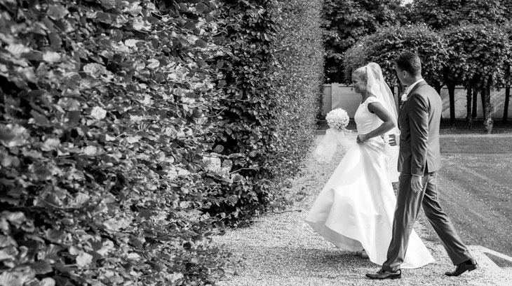 brudepar går gennem sophienberg slotshave