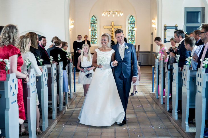 Brudepar går ned gennem kirken efter vielsen