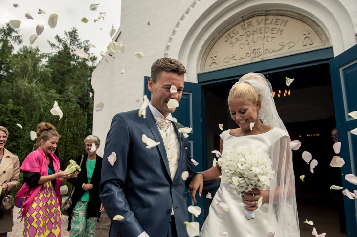 brudepar får kasten rosenblade på sig udenfor kirke