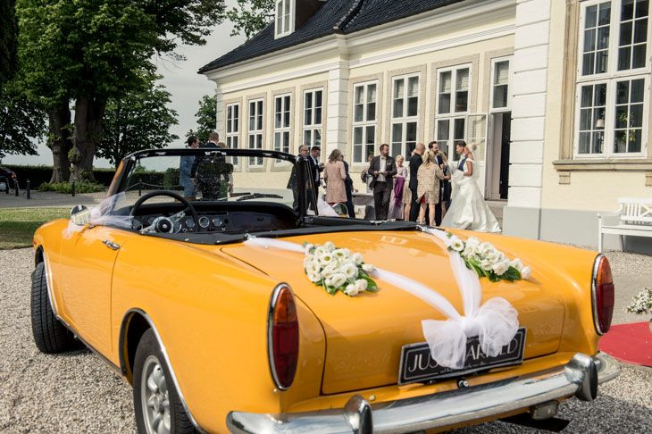 gul sportsvogn pyntet med tyl og blomster