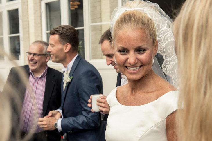 brud snakker med sine gæster