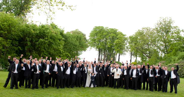 brud omgivet af alle mandlinge bryllupsgæster