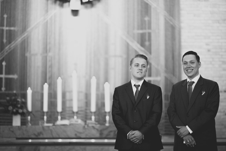 brud og forlover venter i kirken