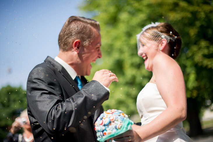 real wedding brudepar får ris kastet på sig