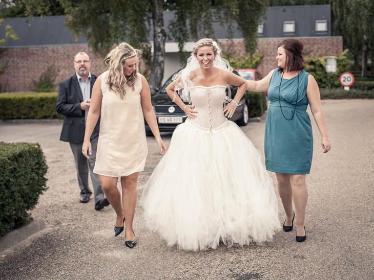 brud ankommer til kirken med sine veninder