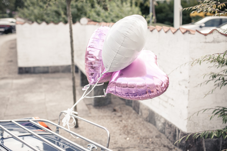 balloner bundet på brudepars bil