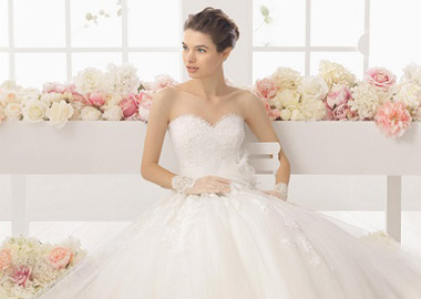 Brudekjole med hjerteudskæring med blonder og tyl