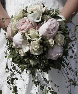 brudebuket af roser og pæoner