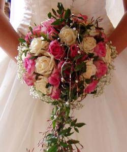 brudebuket af roser og brudeslør
