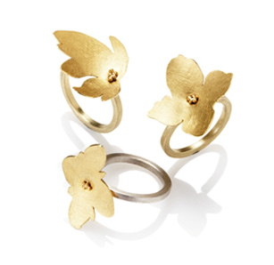 fingerringe i grønlandsk guld blomst i sølv og grønlandsk 18 karat guld