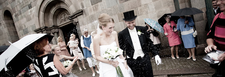 real wedding udenfor kirken med riskast brudepar får ris udenfor kirke