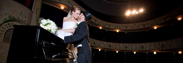 real wedding brudepar i teater brudepar fotograferes i viborg teater