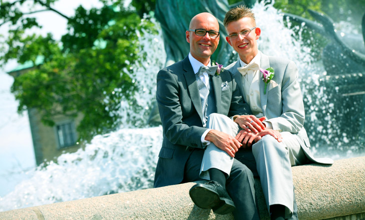 homoseksuelt bryllup fotograferet ved vandfald