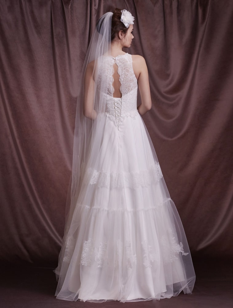 brudekjole med høj hals