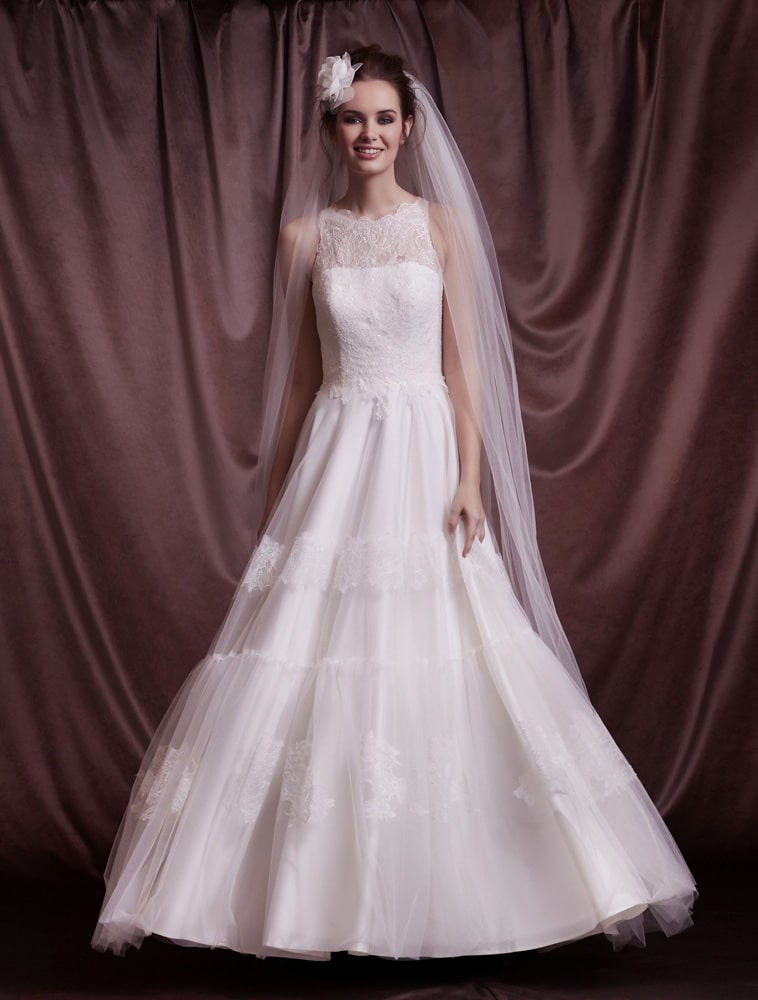 brudekjole med høj hals