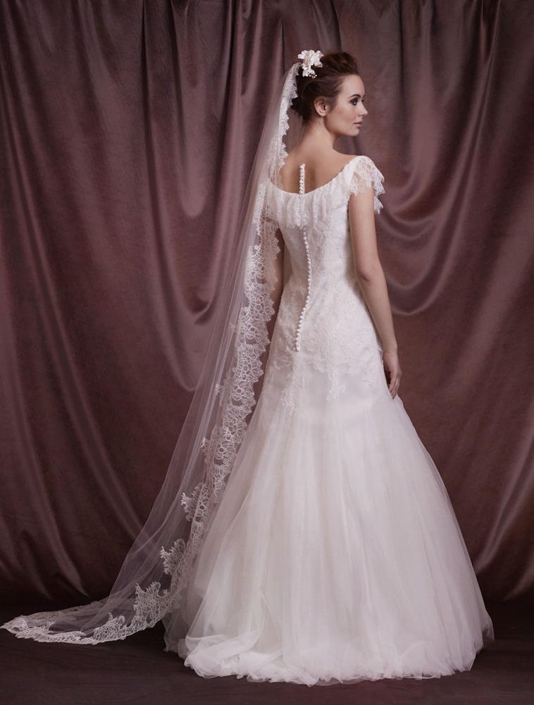 brudekjole med rundet udskæring