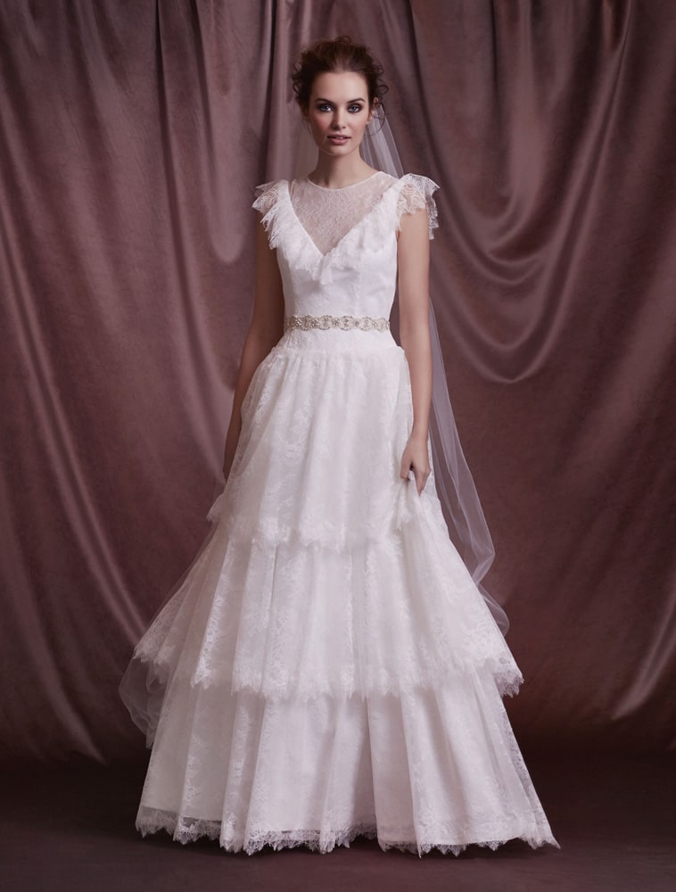 brudekjole med v-udskæring