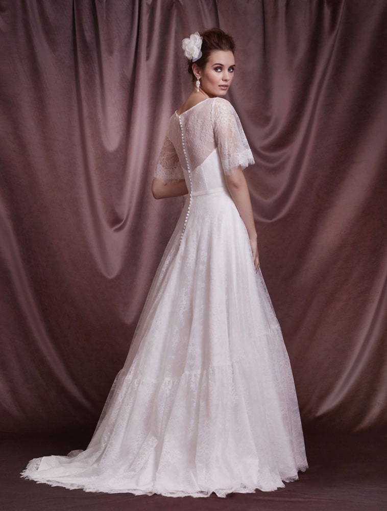 brudekjole med blonde cape effekt