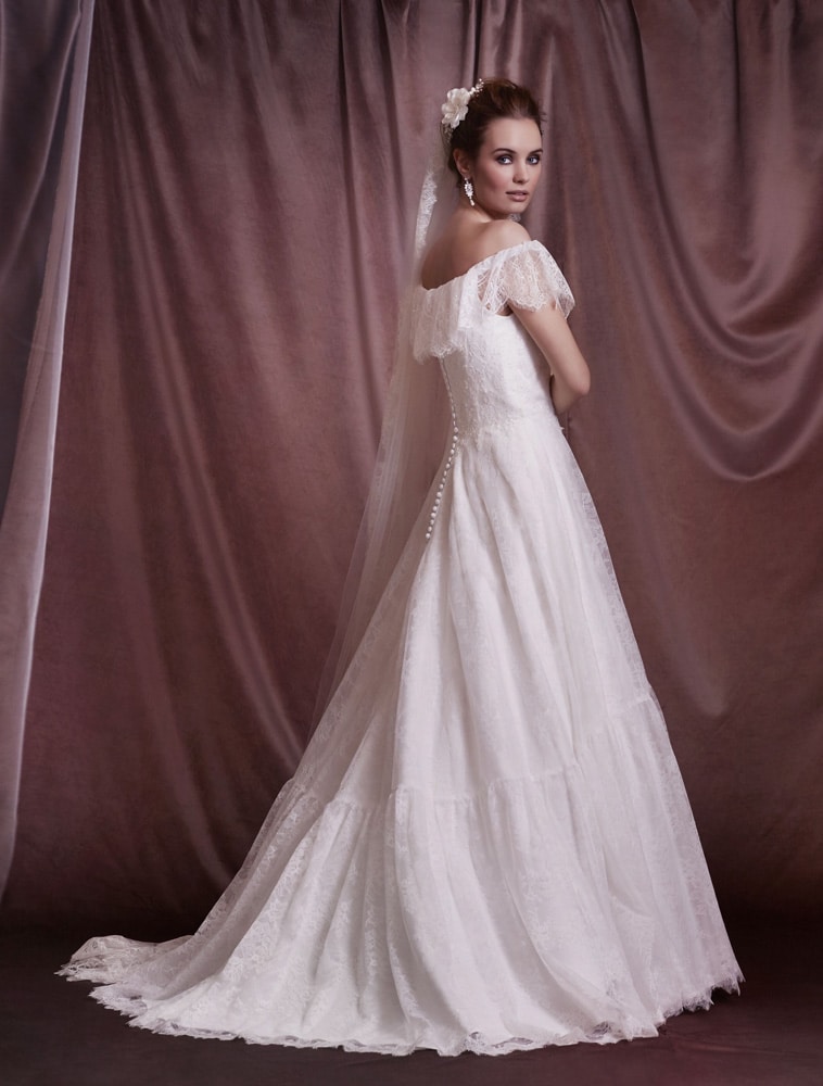 brudekjole med flæse krave