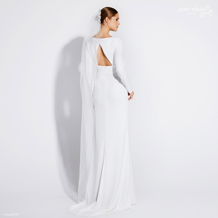brudekjole med trekantet rygudskæring og lange ærmer