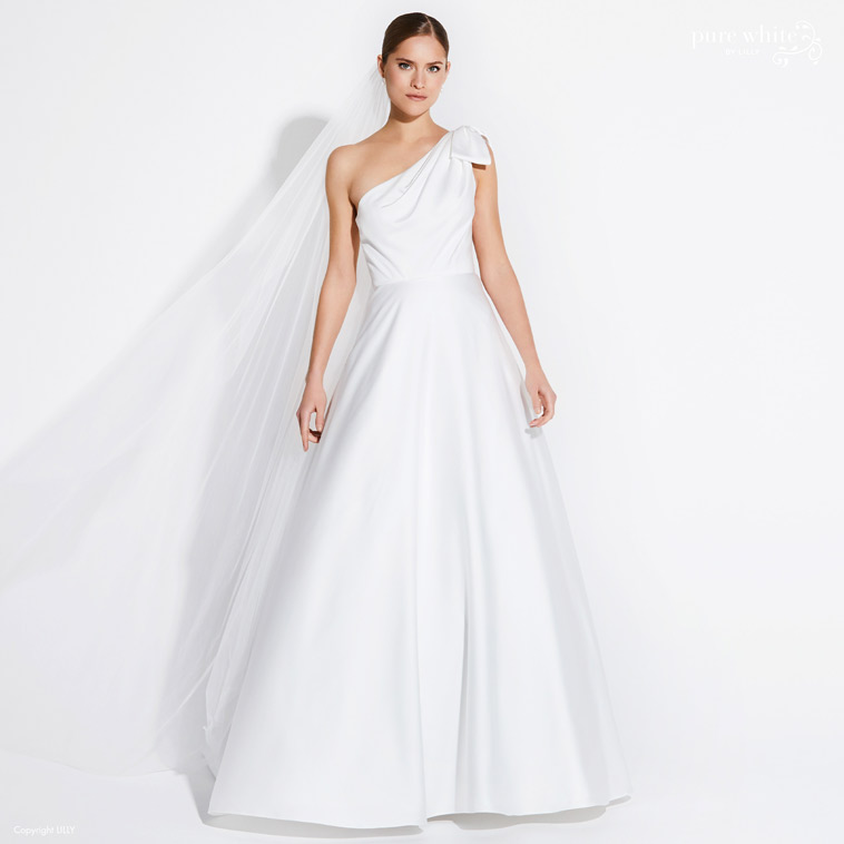 brudekjole med asymetriske ærmer