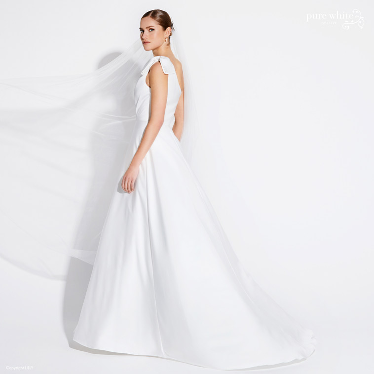 brudekjole med asymetriske ærmer