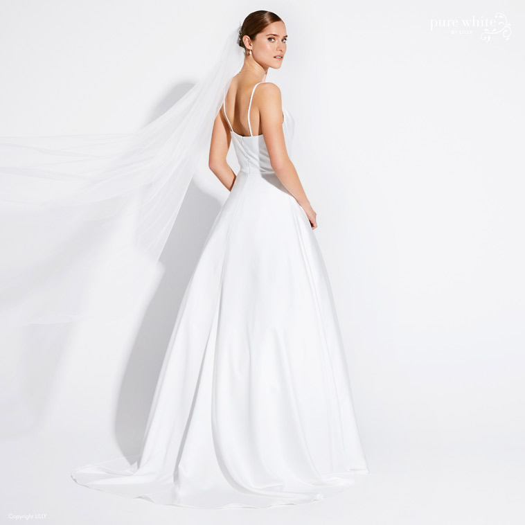 brudekjole med spaghetti stropper