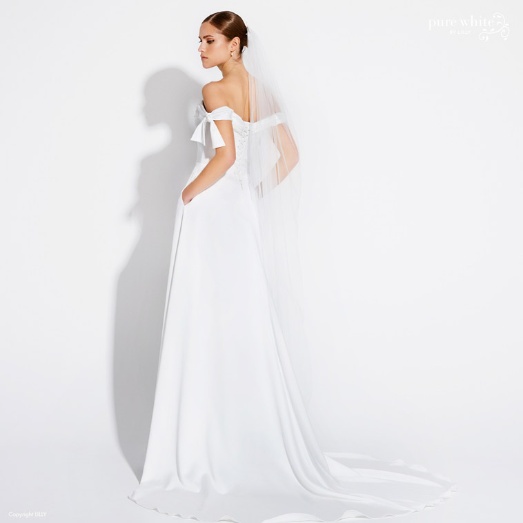 brudekjole med off the shoulder ærmer