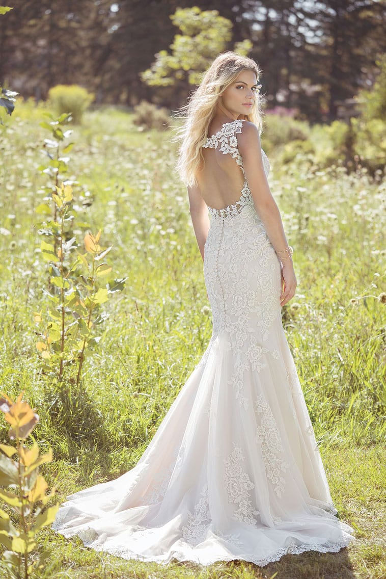 brudekjole med blonde hul på ryggen