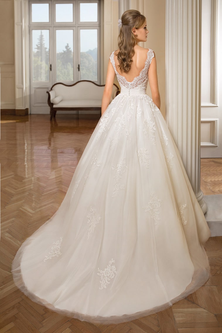 brudekjole med smuk blonde ryg