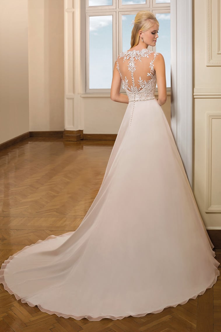 brudekjole med glat underdel og blonde overdel