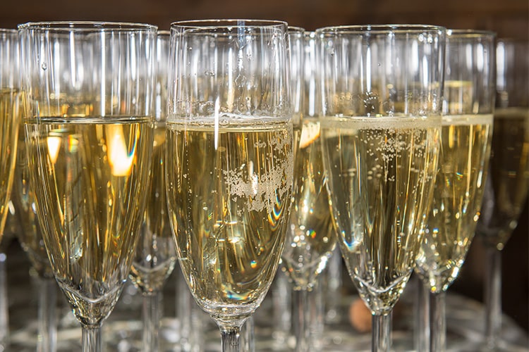 Fyldte champagne glas