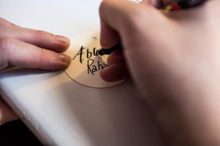 skriver på label