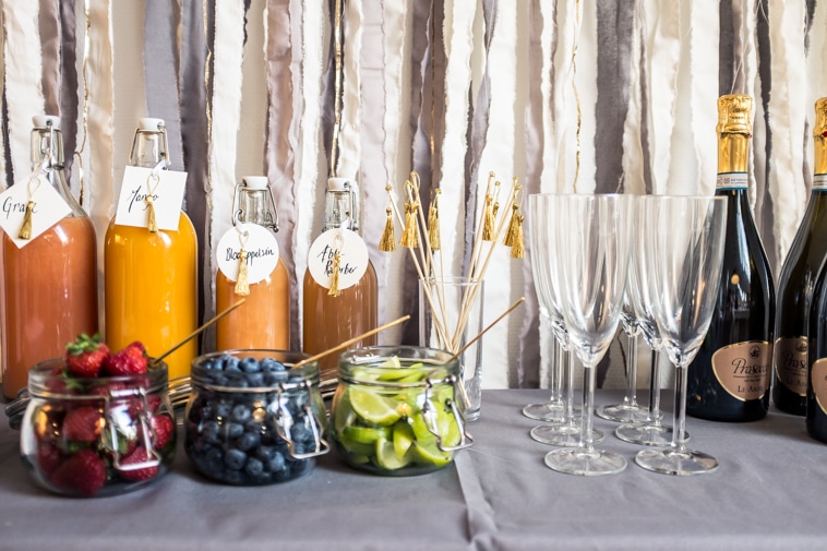 Mimosa bar med prosecco, juice og bær i skåle