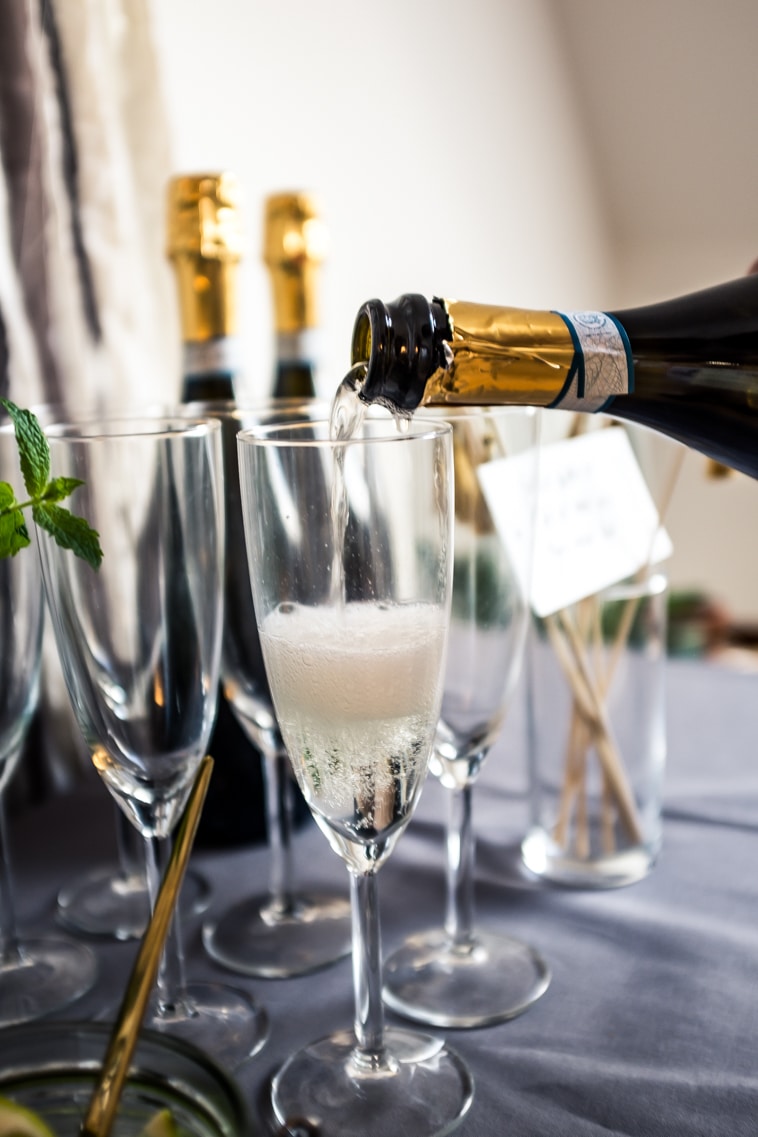 prosecco hældes i champagneglas