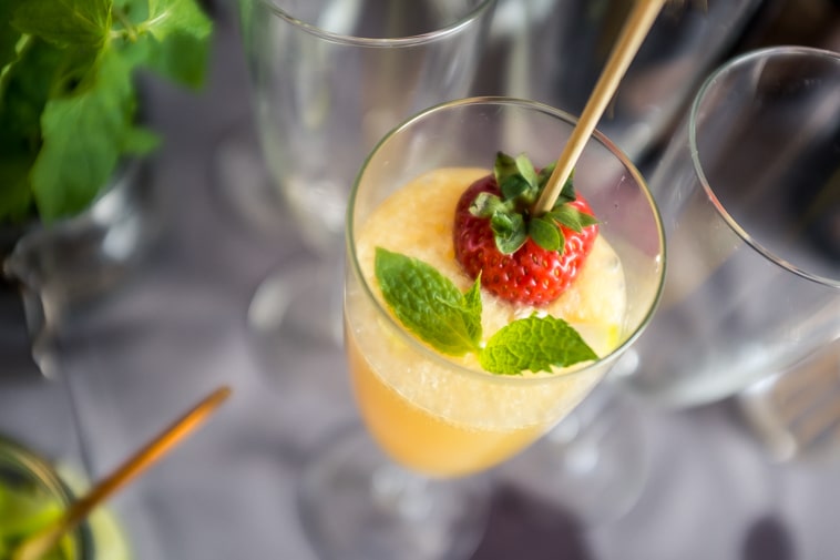 Close up billede af mimosa drink