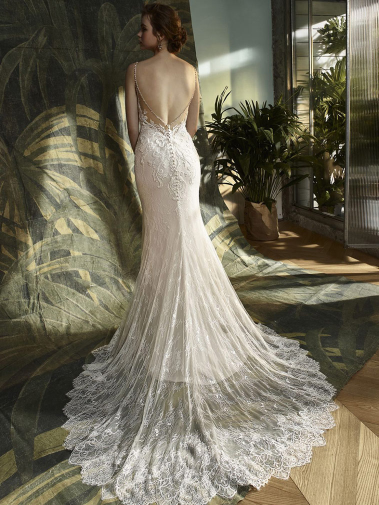 Brudekjole med dyb rygudskæring