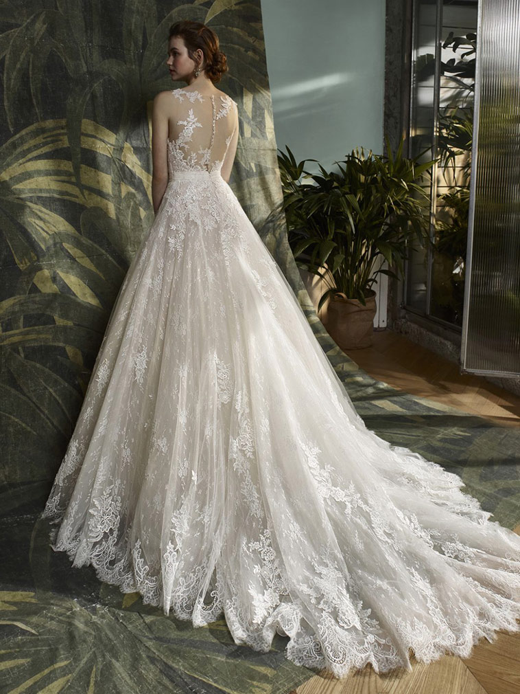 Brudekjole a-facon med langt slæb