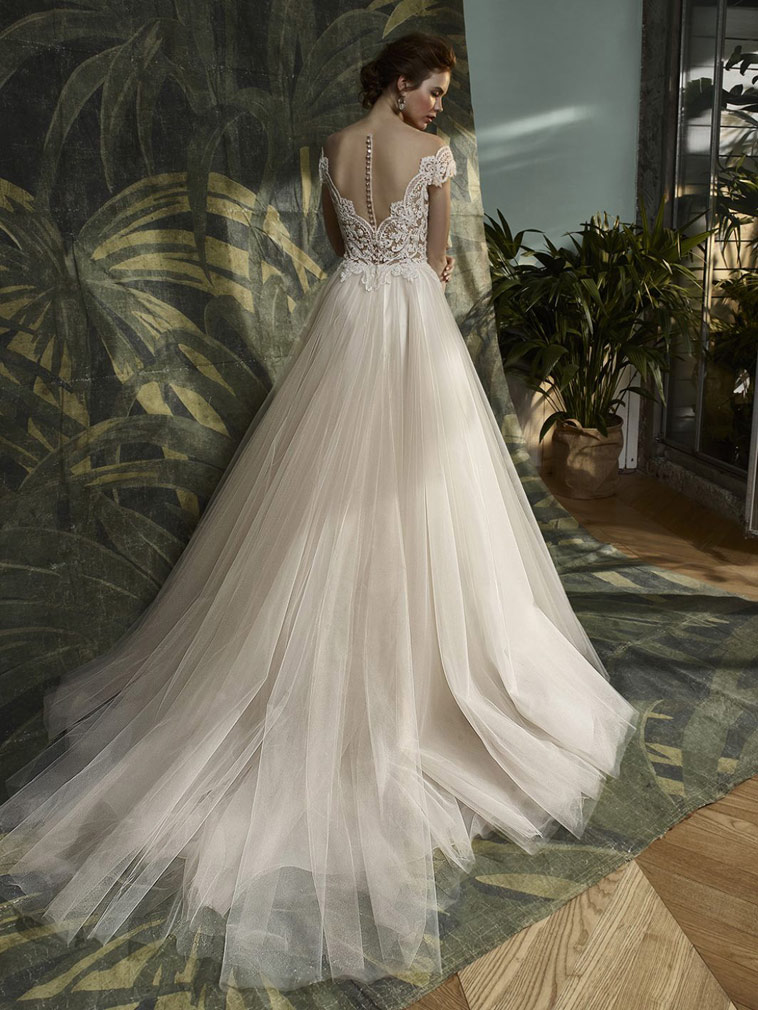 Brudekjole a-facon med langt slæb