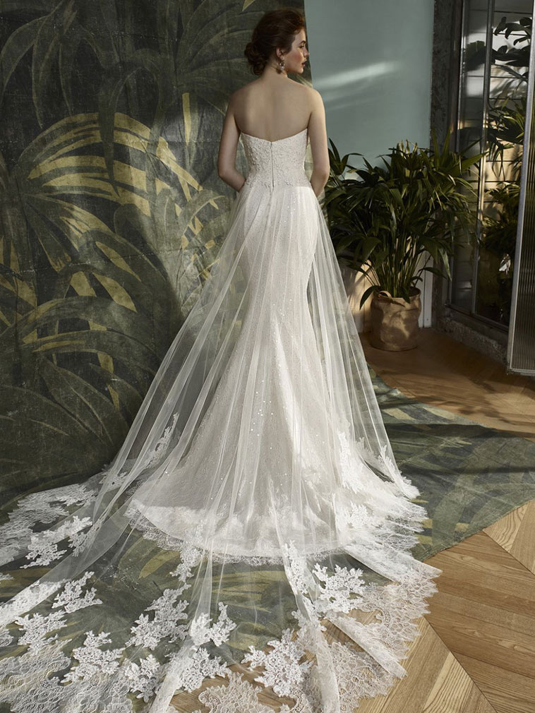 Brudekjole med langs blonde slæb