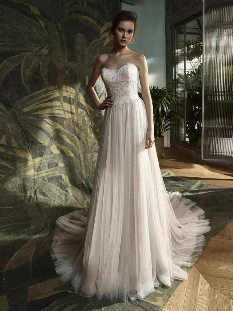 brudekjole a-facon med hjerteudskæring