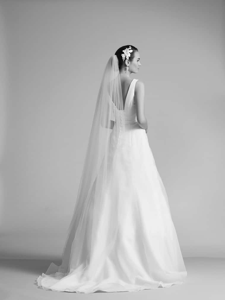 brudekjole med dyb rygudskæring